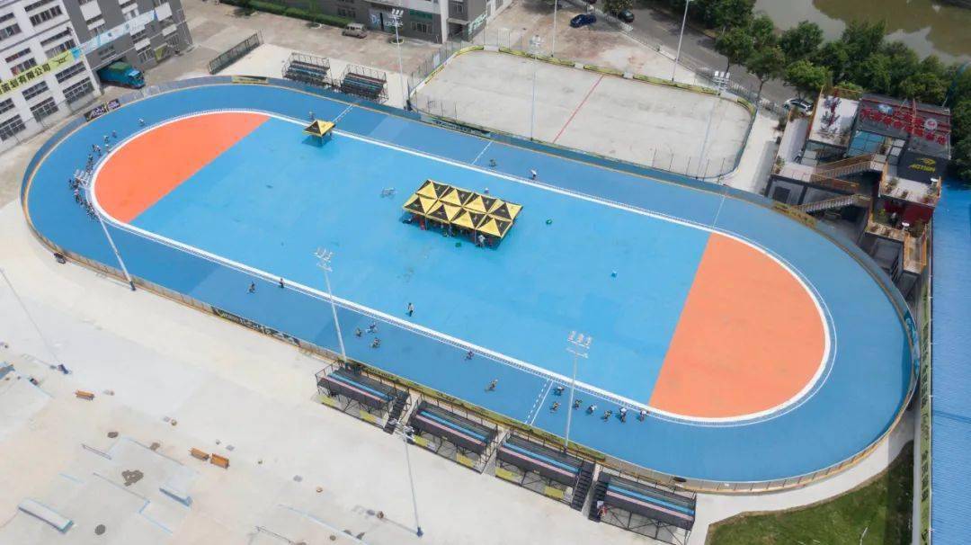 比赛场地位于广东省轮滑综合训练基地,基地内可支持自由式,速滑,陆地