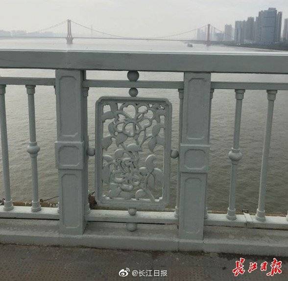 武汉长江大桥受损栏杆修复如初,行人说看不出维修痕迹