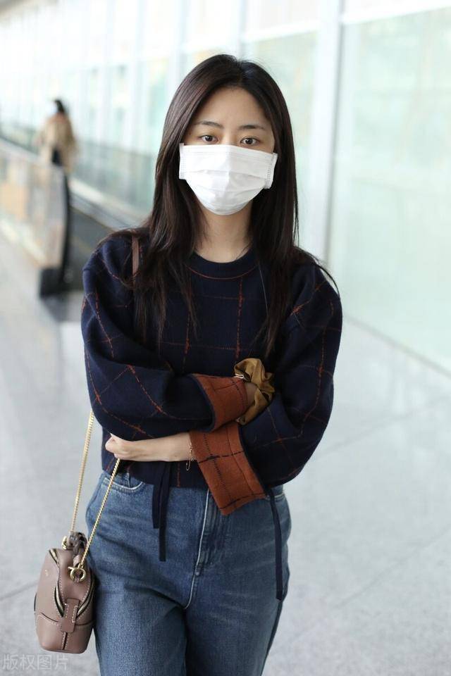 谭松韵穿格纹藏蓝色针织衫现身机场,眼神温柔温婉娴静