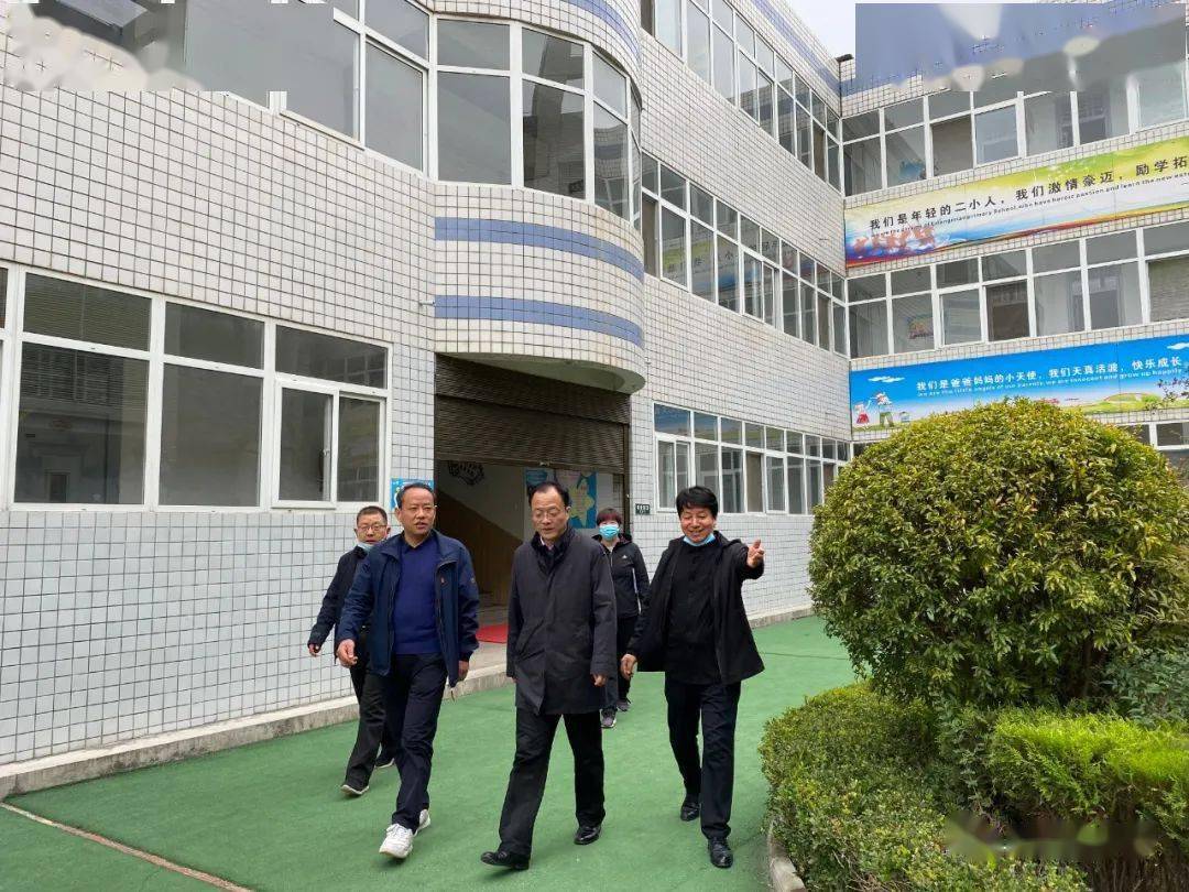 二郎庙小学在关怀中砥砺前行杨局长来我校视察工作