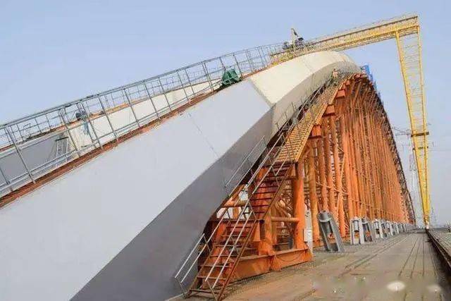 齐鲁黄河大桥首跨拱肋顺利合龙,相当2000余辆私家车重