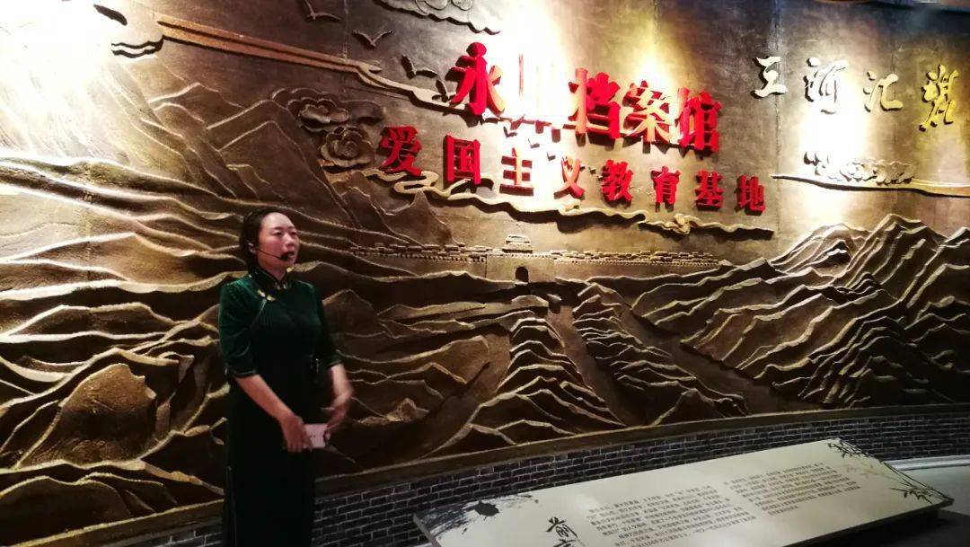 在永川档案馆爱国主义教育基地里,区融媒体中心有关负责人为大家上了