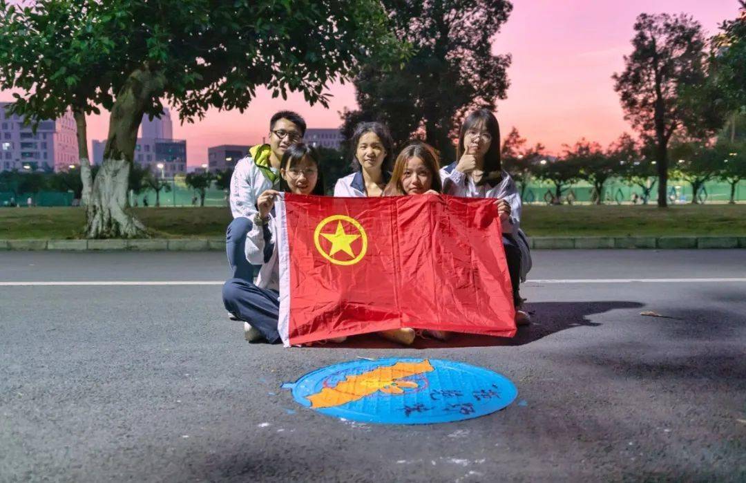 "邑大抗疫小分队"又添新成员摇身一变成"景"盖井盖"穿上"一身疫情防控