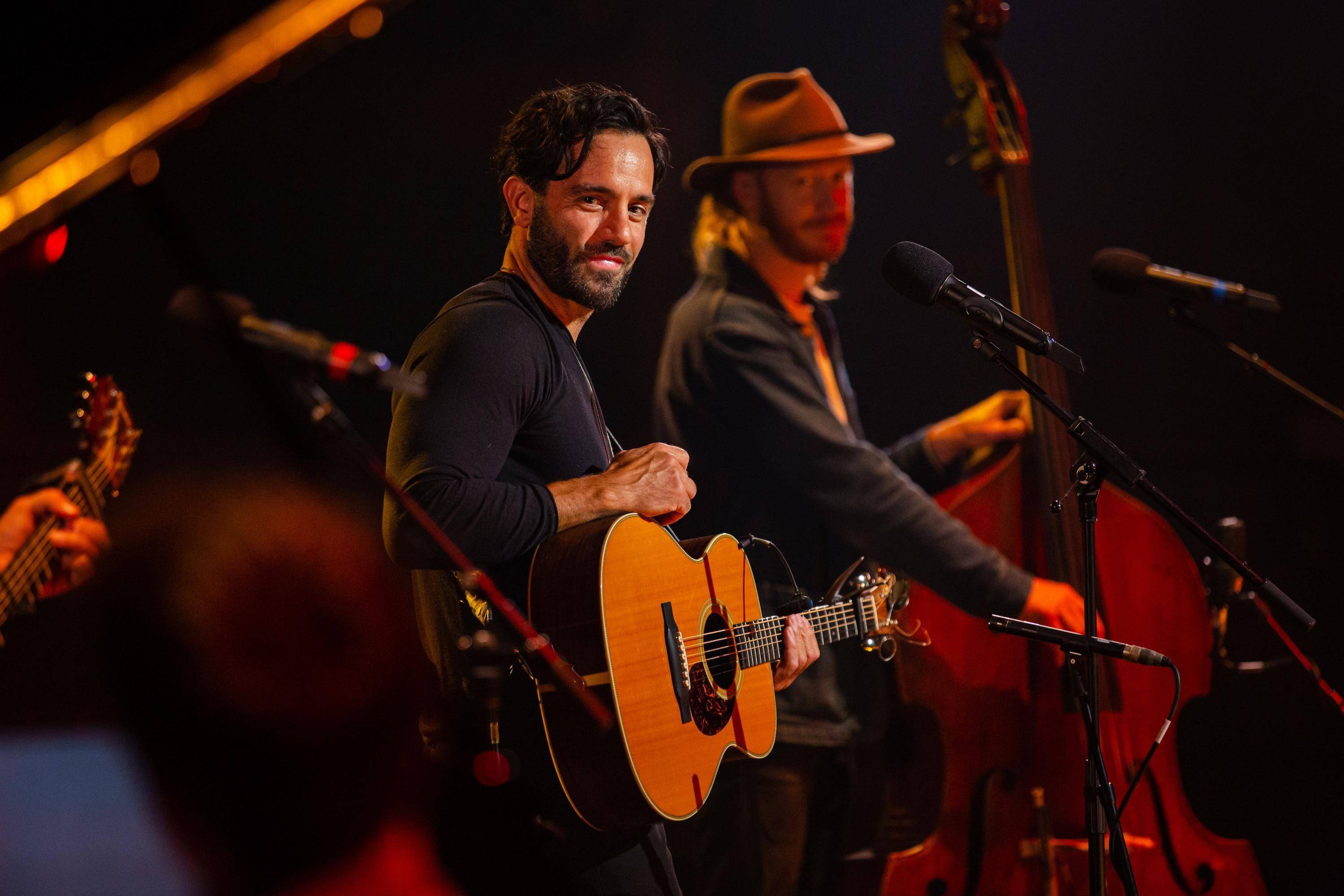 23日晚率先上线的《巡演零号站》节目——音乐剧明星莱明·卡莱姆罗