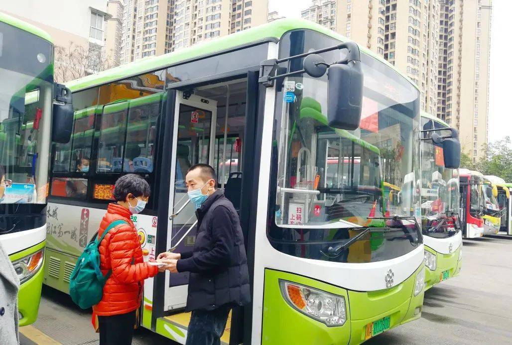群众日常出行更便捷近年来,金堂县优化县内公交及客运线网,向周边毗邻