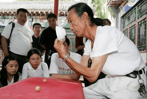 我们都知道中国有号称鬼手之称的王宝如,1944年出生于吴桥县杨家寺乡