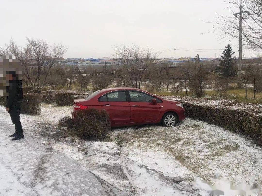 呼伦贝尔雪天里,多车发生倾覆事故!