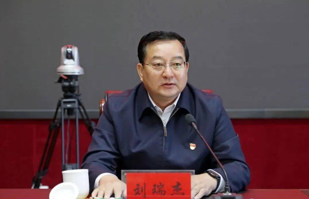 提名免去鄂尔多斯市康巴什区人民政府区长职务;王雪峰同志任鄂尔多斯