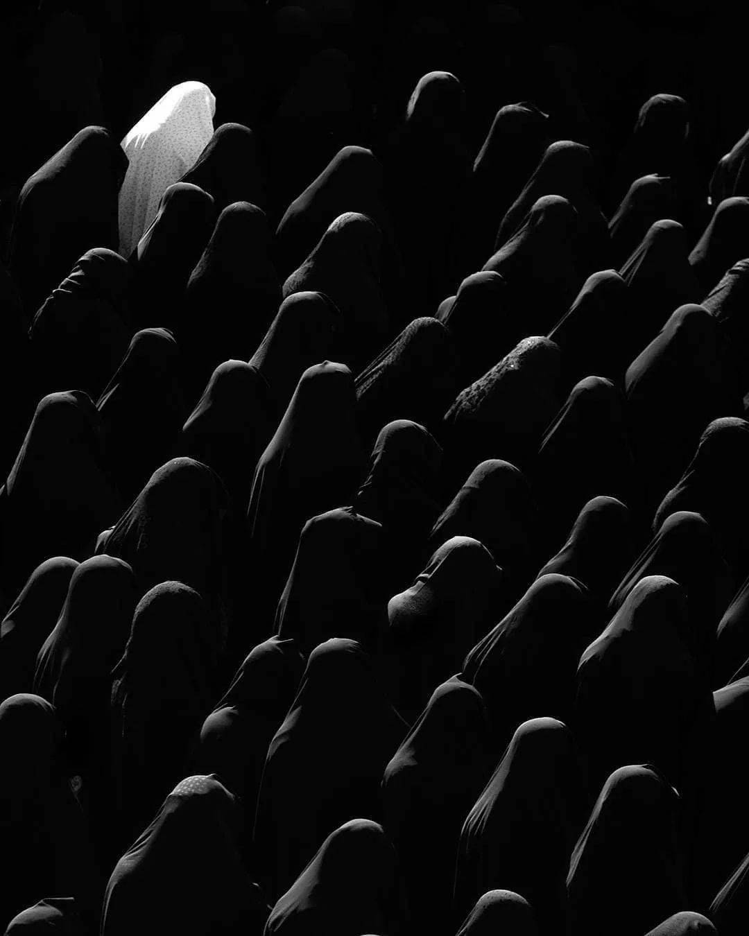 但是光影调低暗不是目的,目的是通过大片低暗的影调更鲜明的突出亮调