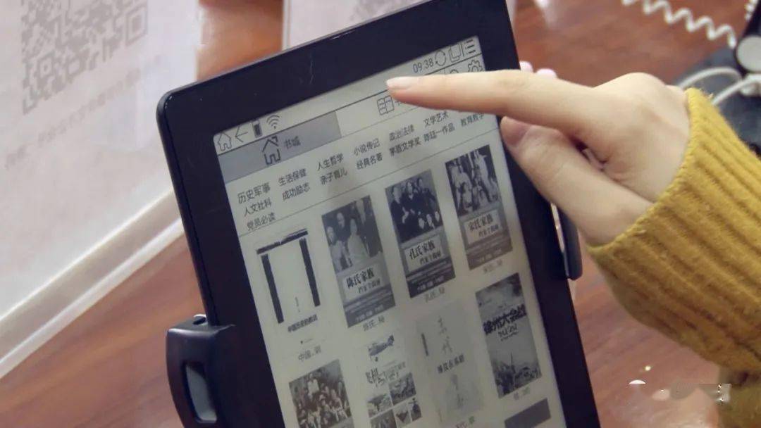 配合电子阅览室,数字图书借阅系统,微信公众号等使用,实现了数字化