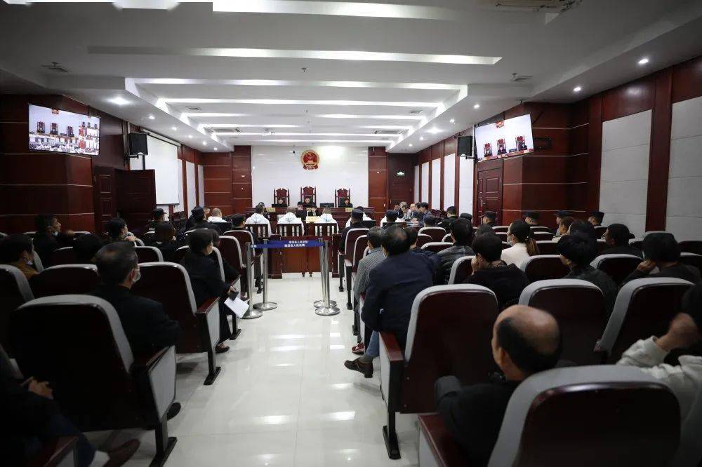 绩溪开审一恶势力"套路贷"集团犯罪案;办公场所在黄山市区,采取殴打