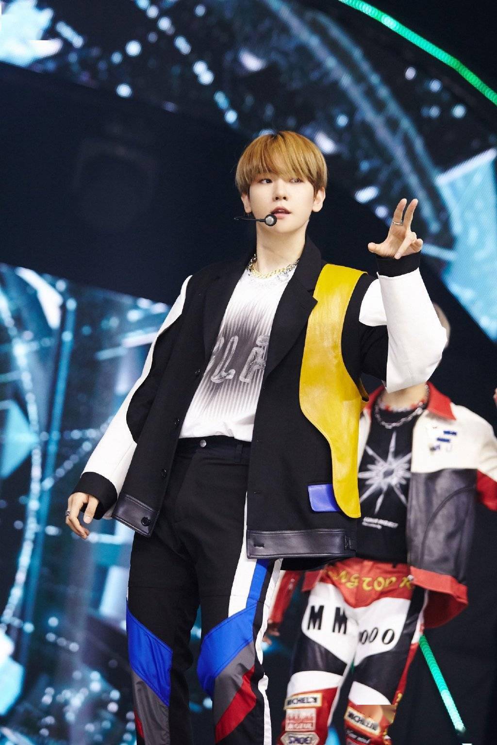 伯贤&kai首次出演《late late show》舞台现场花絮照来袭