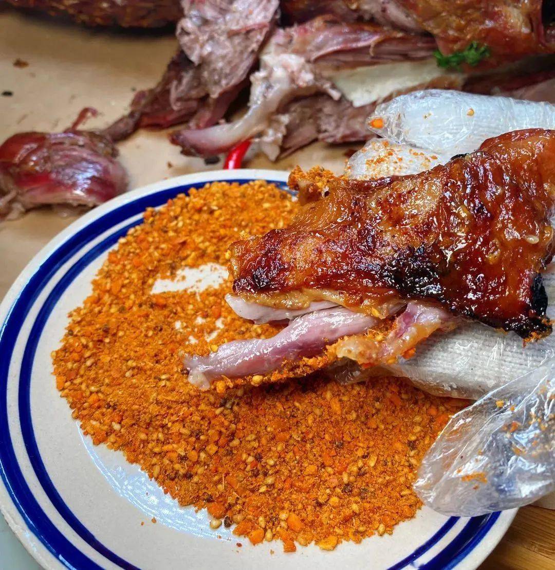 长春市区里的地道土窑坑烤,人气火爆,等俩小时也要吃,原汁原味