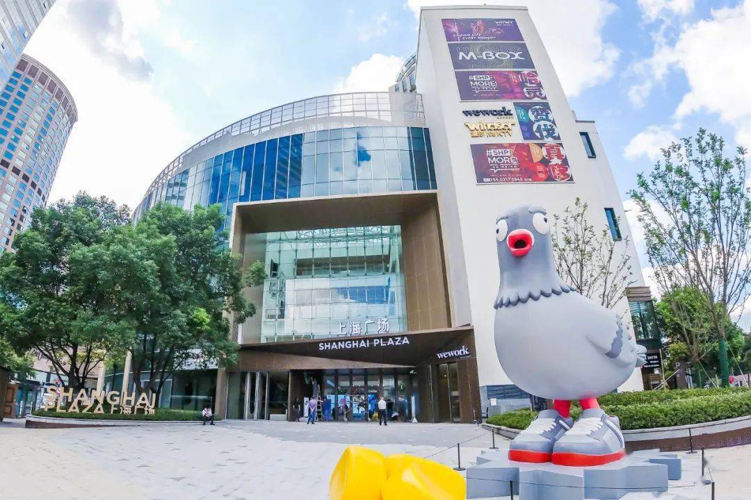 上海广场的约会广场~由艺术家jeff staple设计的《staples pigeon》q