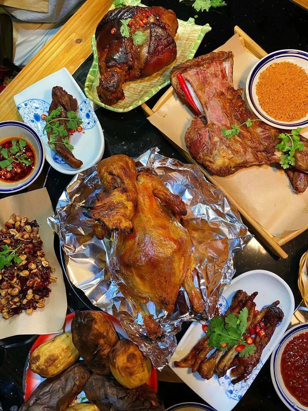 长春市区里的地道土窑坑烤人气火爆等俩小时也要吃原汁原味