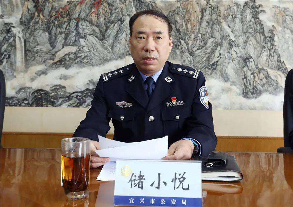 市公安局副局长储小悦说,宜兴警方始终把侦破命案积案作为践行"人民