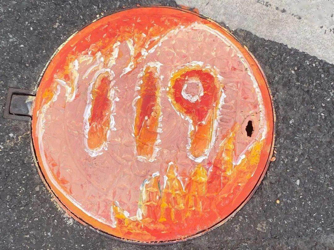 行走在消防大队里萌萌哒的阴井盖