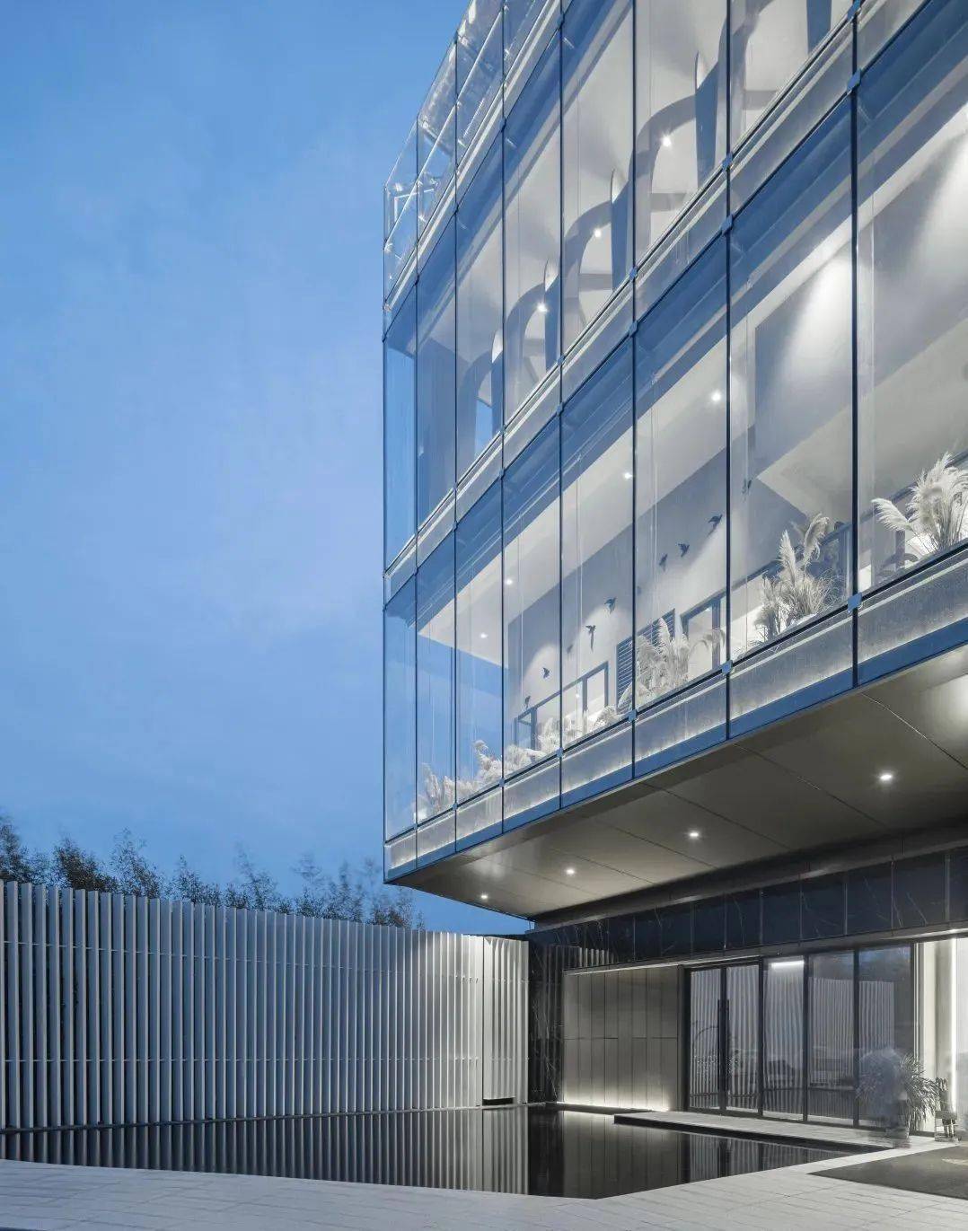 轻盈透明的玻璃幕墙外立面简洁的形态犹如一个时光宝盒