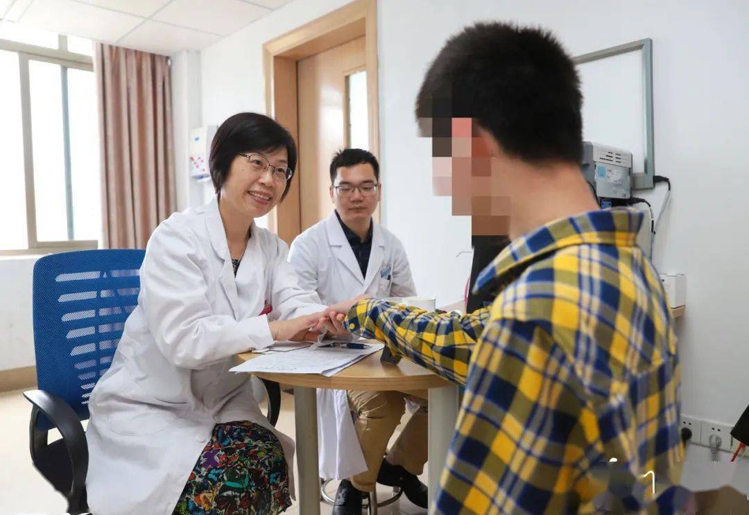 12岁少年突然发呆不理人,一查竟是这个病!家长后悔:6年前就有症状