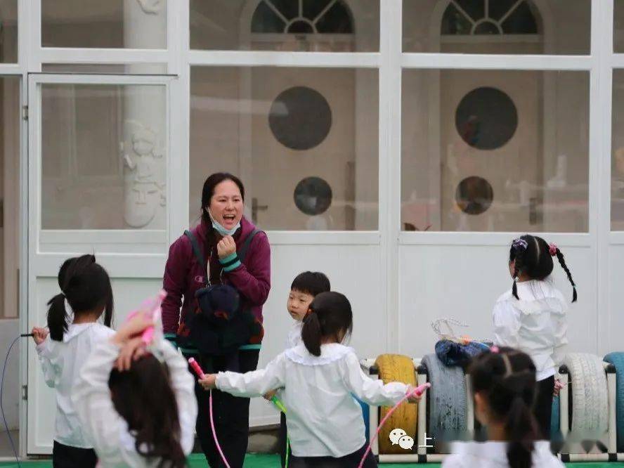 满园蓓蕾个个芬芳记一中心体育教师入七色花幼儿园幼小衔接跳绳技能新