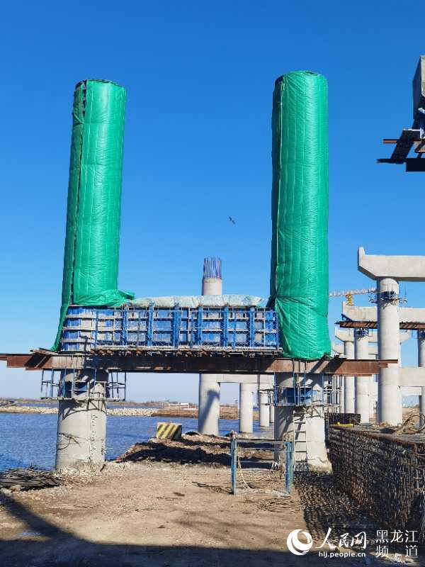 冬季不停工!"保温大棚"助推松花江特大桥建设提质增速_施工
