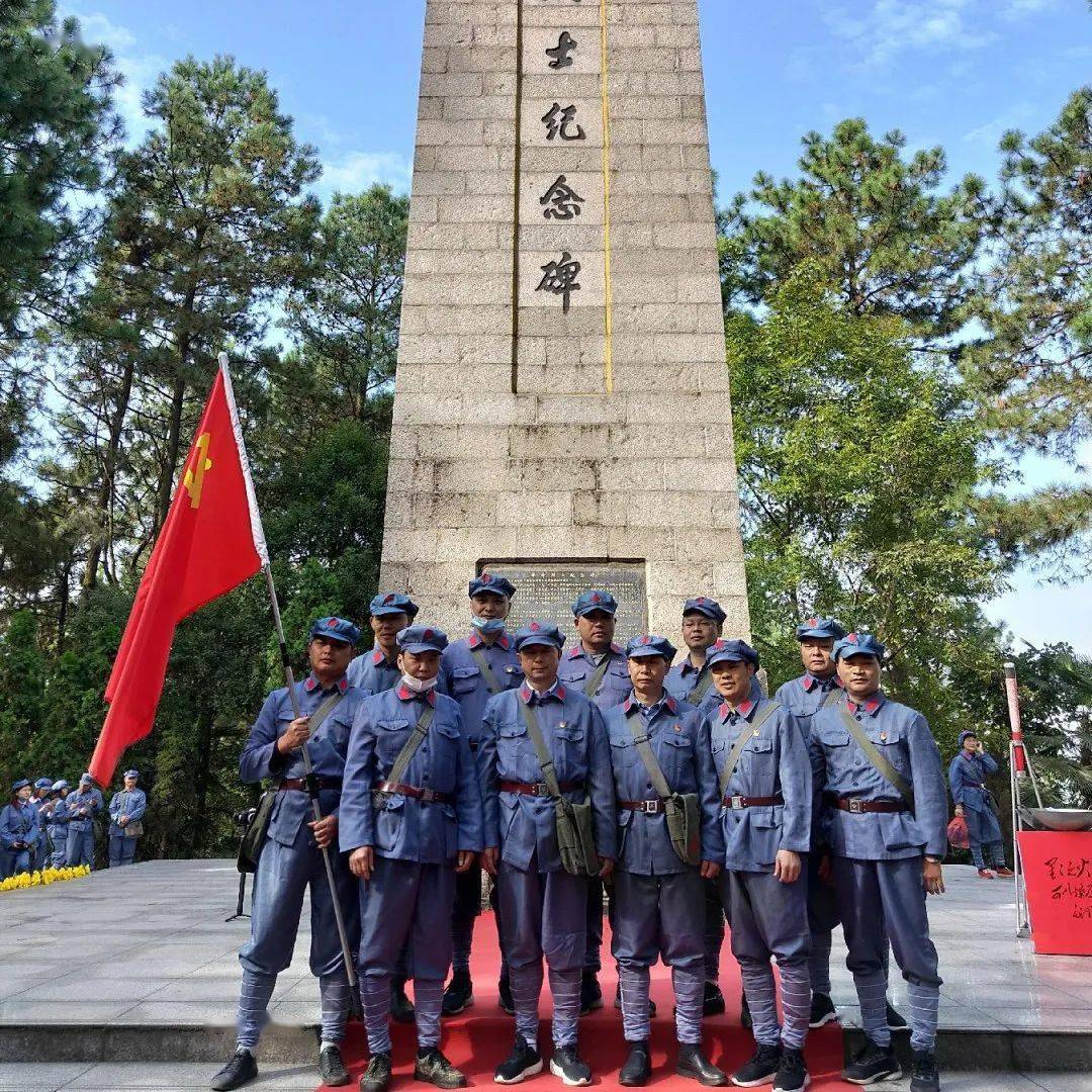 在革命烈士纪念碑前,向先烈敬献花篮,为先烈默哀三分钟表达敬意,并在