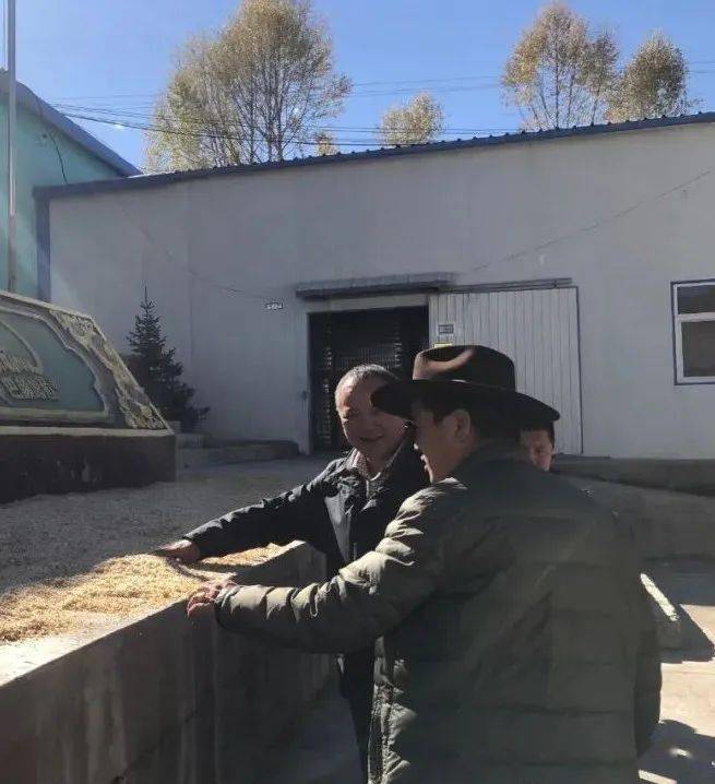 昌都市卡若区人民政府区委副书记区长泽仁一行到我县学习考察农牧产业