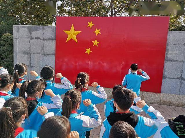 山城区春蕾小学组织五年级全体学生走进红色石林进行"爱党爱国,追寻