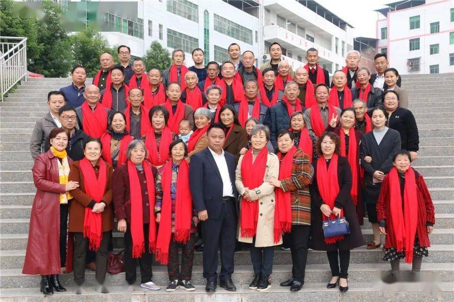 开江县甘棠小学举行退休教师座谈会