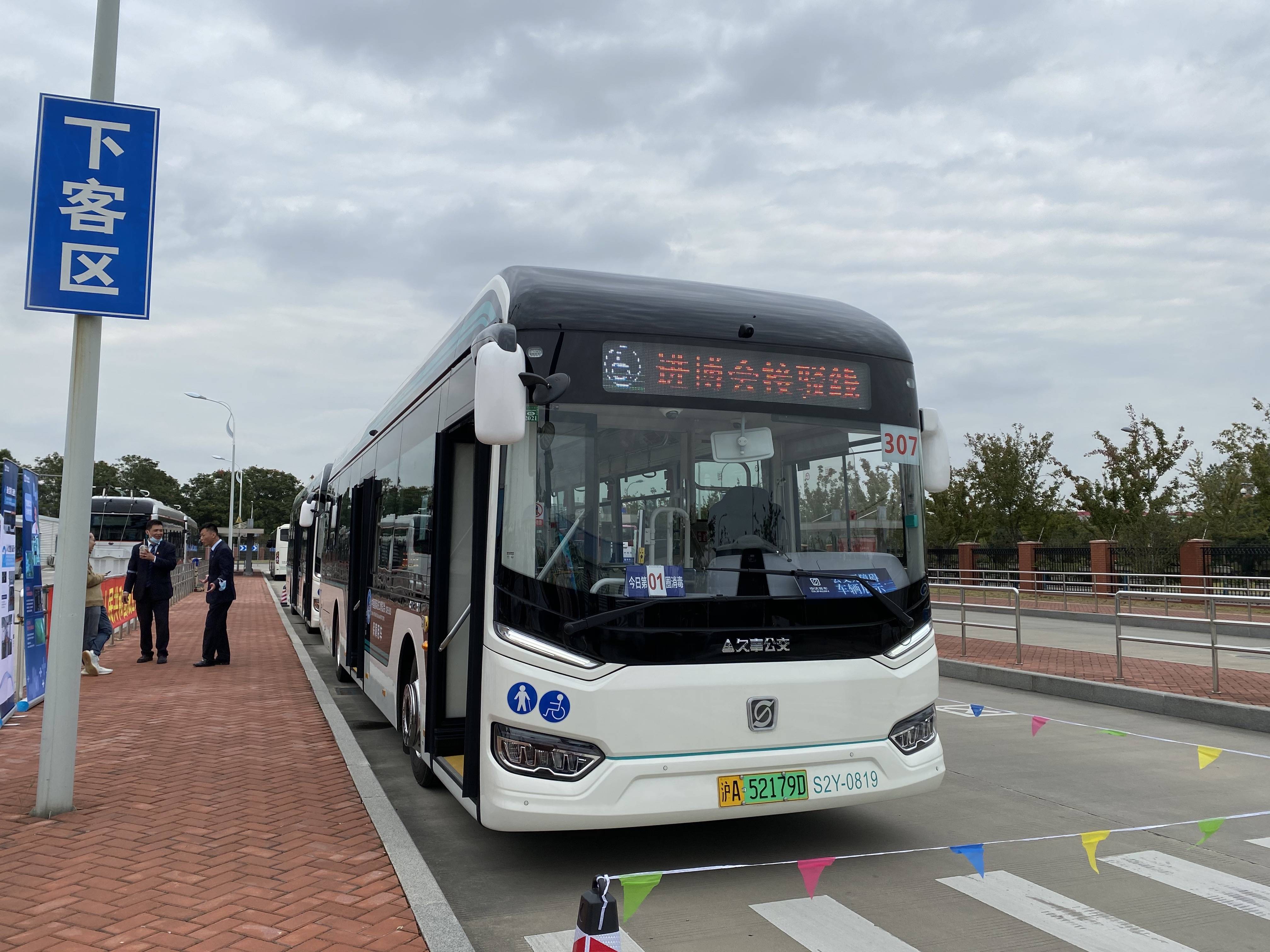 上海将新增2177辆无障碍公交车,具备侧倾,翻板摆渡功能_乘客