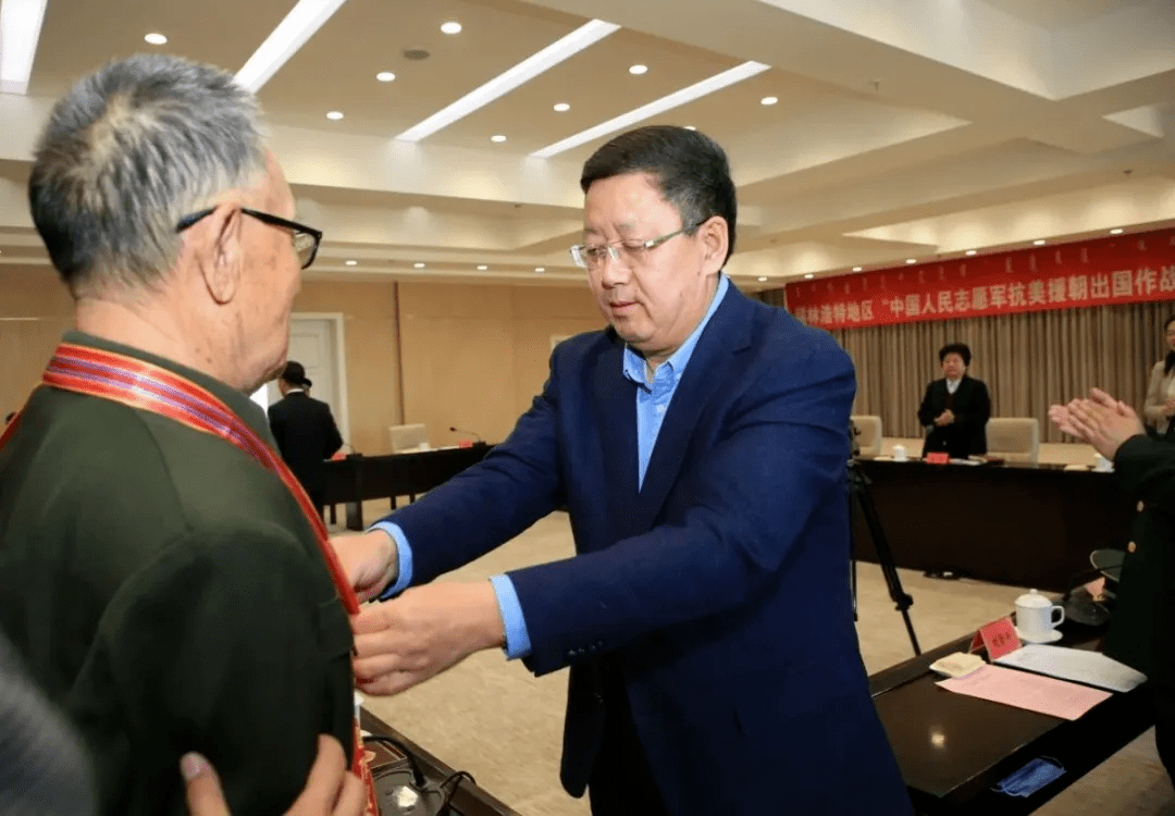 陆德明,于凌波等参加抗美援朝出国作战的老战士老同志代表颁发纪念章