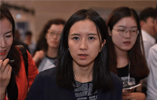 那个将摩拜单车卖给美团,套现27亿的女记者,如今在干什么?_胡玮