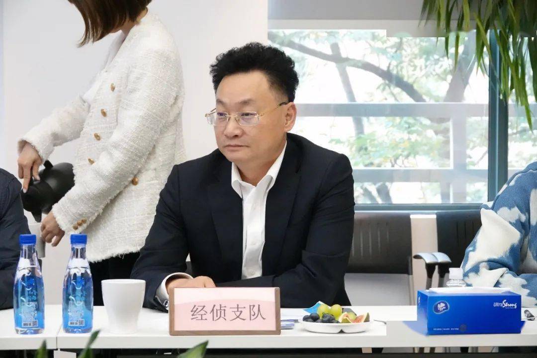 永葆劲头交流出新上海市静安区副区长潘子罕领导一行莅临上实龙创调研