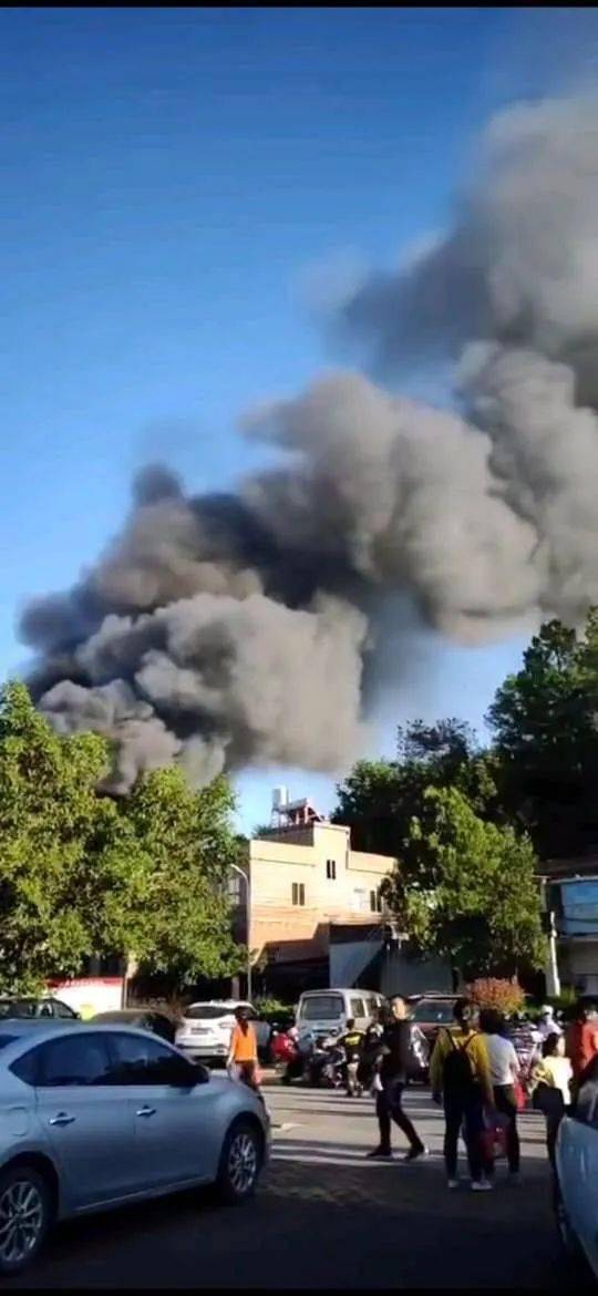 五华水寨一废品站发生火灾现场浓烟滚滚方圆几公里都可看到