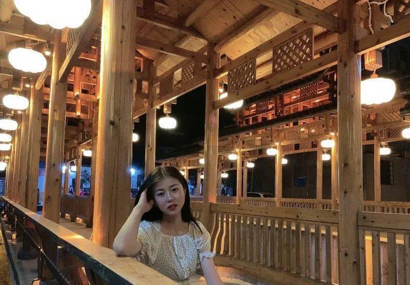 文艺居家美少女,长相温婉,气质清纯,活出自己的精彩