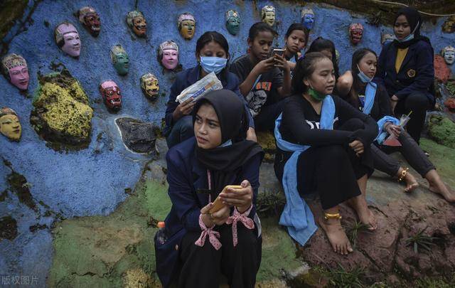 爪哇岛举行传统巴龙舞表演,跌宕起伏的剧情,吸引了大批民众