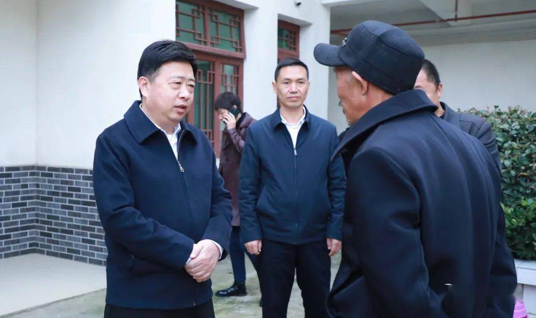 崔英魁了解敬老院老人生活状况