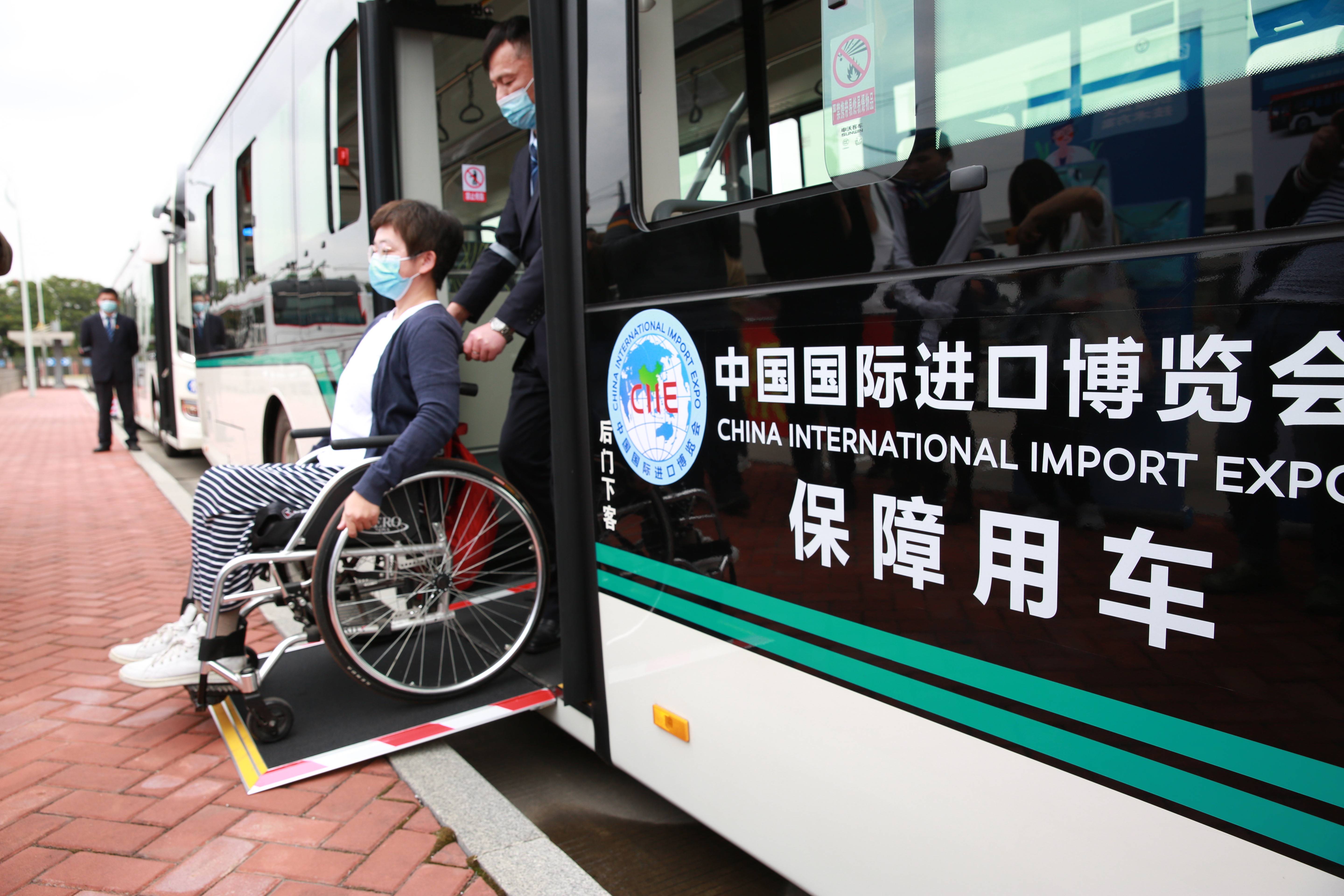 上海将新增2177辆无障碍公交车具备侧倾翻板摆渡功能