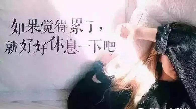 四,最难受的是听着自己喜欢的人说着他喜欢的人,还要装作不在乎.