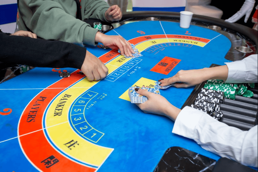 霸气与豪情都在紧张的游戏中显现独家王者的风范一掷千金的刺激百家乐