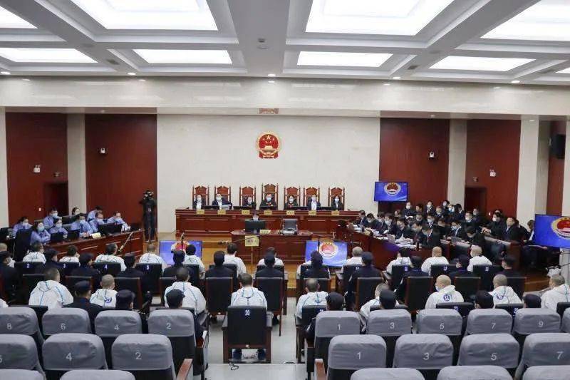 庭审现场!管建军,管国朝等27人涉黑案在镇江公审