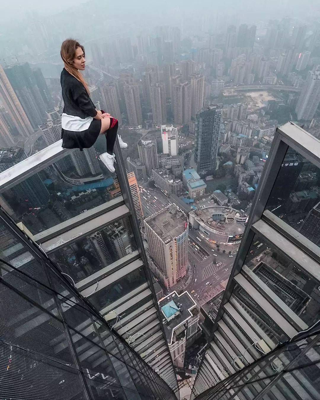 楼顶行走↓↓↓感受世界的美好感受钢铁的冰冷在钢筋铁骨间穿梭喜欢在