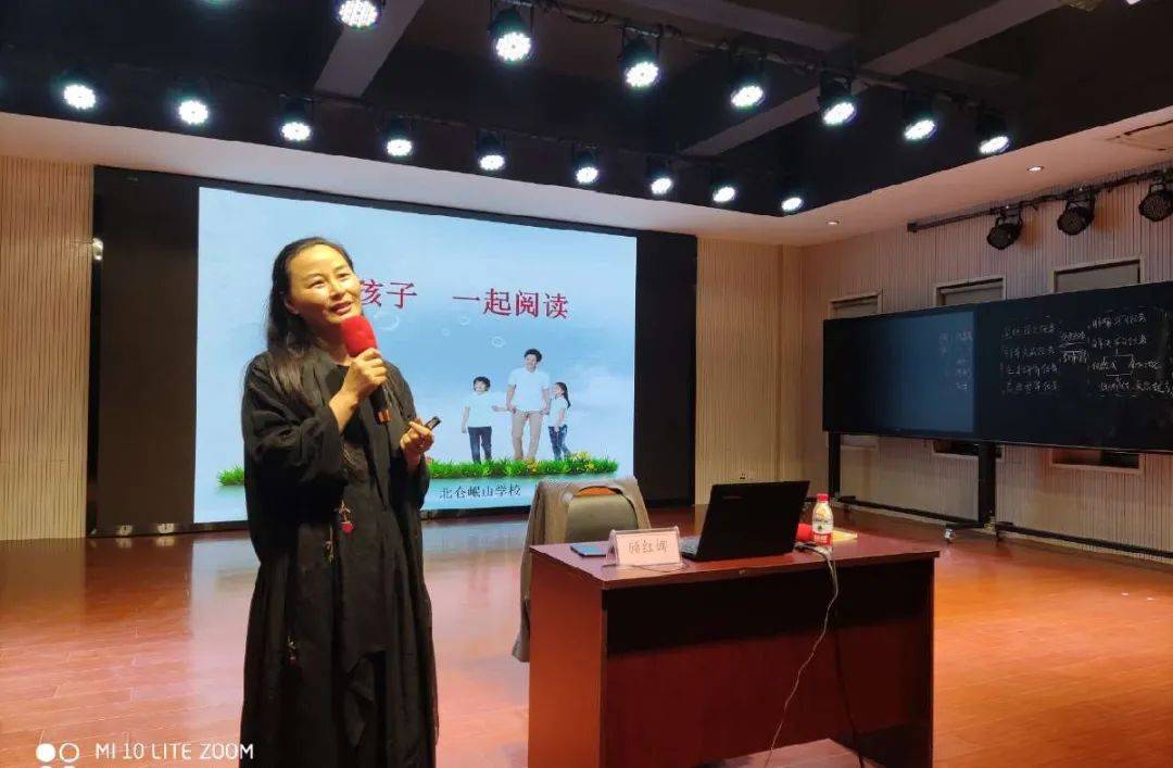 10月26日晚上,蔚斗小学一年级家长成长学院活动在一年级各班教室和五