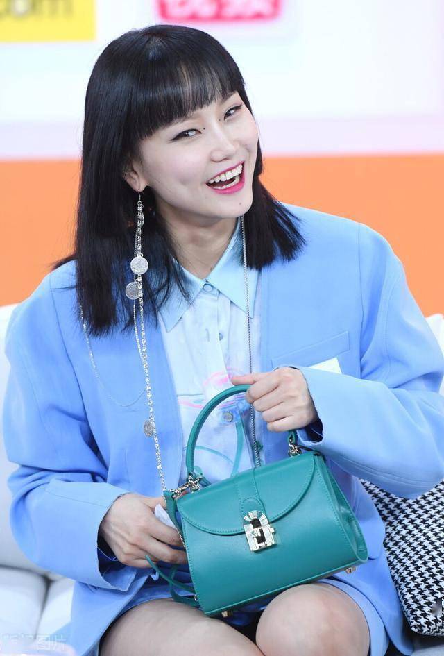 黄龄亮相活动蓝色西服套装清新靓丽,唇红齿白又美又酷