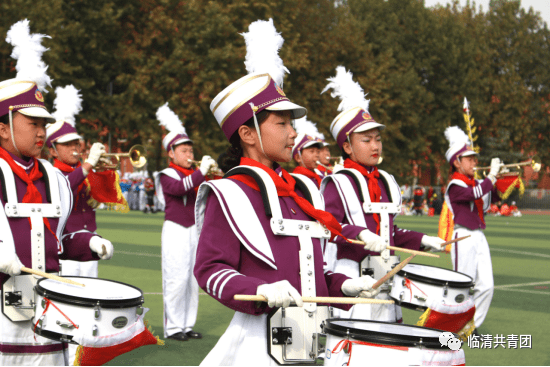 快跟团团一起看看赛场上的盛况吧坚定的眼神透露出必胜的信念他们踩着