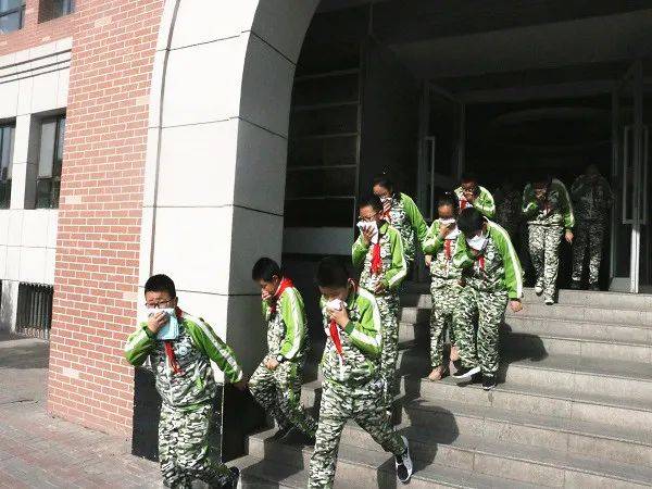 基层动态丨西宁城中消防走进南山路小学开展培训演练