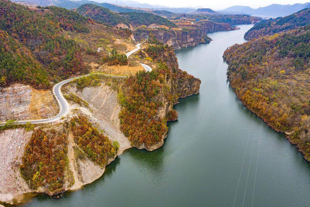 陕西商洛秋色掩映抚龙湖