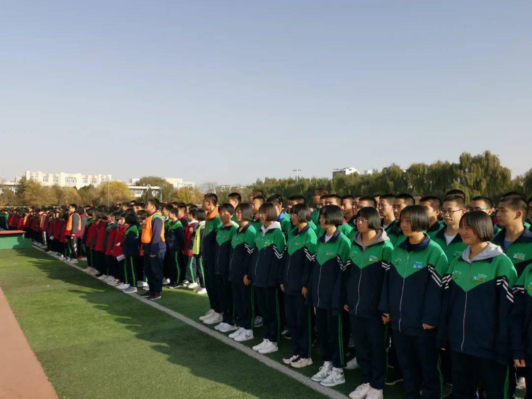 青校园准旗一中举行接过手中旗弘扬爱国情国旗队换届仪式