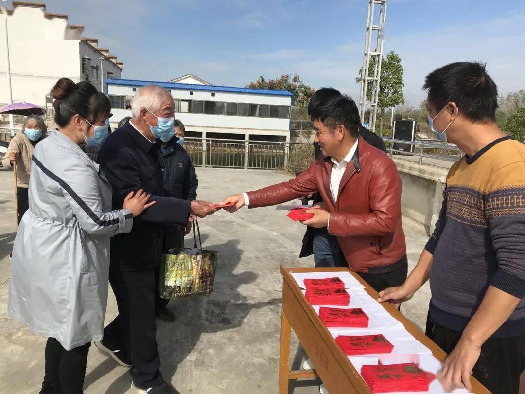 新洲李集爱心企业家捐赠10万元慰问高龄老人