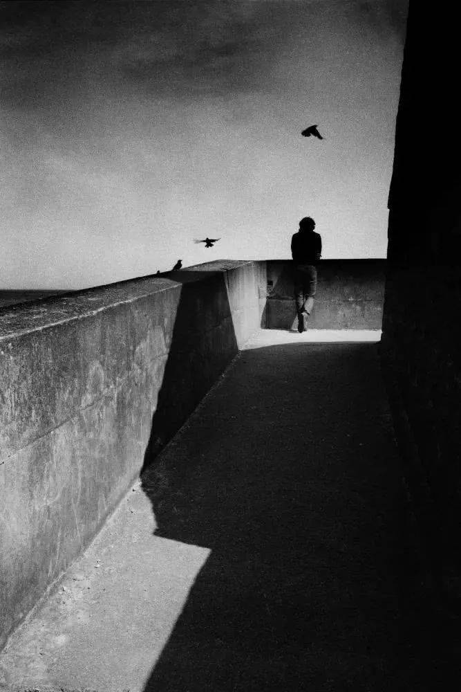 大城市的孤独:充满情绪的黑白影像